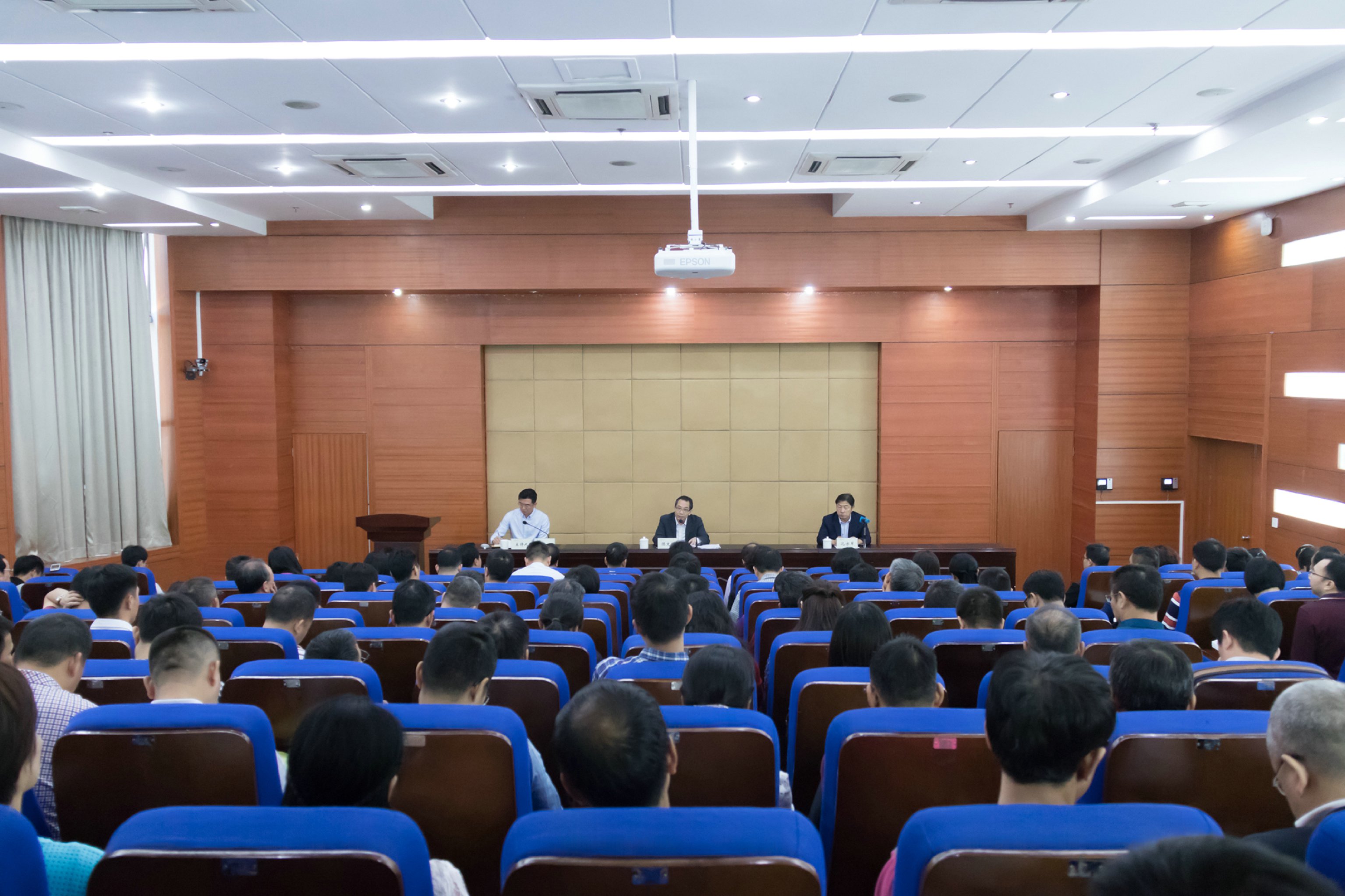 首页 学校要闻 本网讯 10月30日上午,我校在文城视频会议厅召开干部