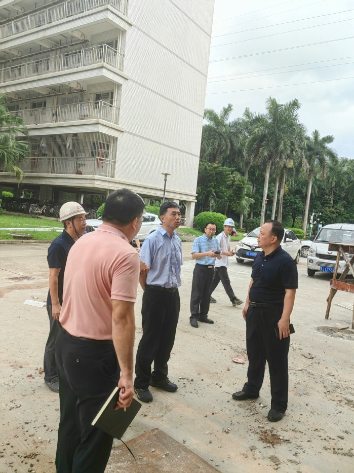 校长王胜带队检查校园防汛和爱国卫生运动工作