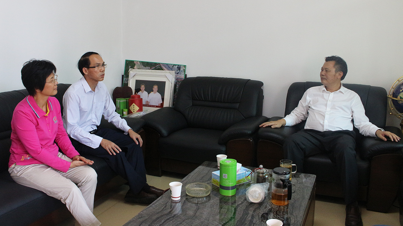 11月8日下午,外国语学院党总支书记陈璐,院长曾方本等一行前往惠州市