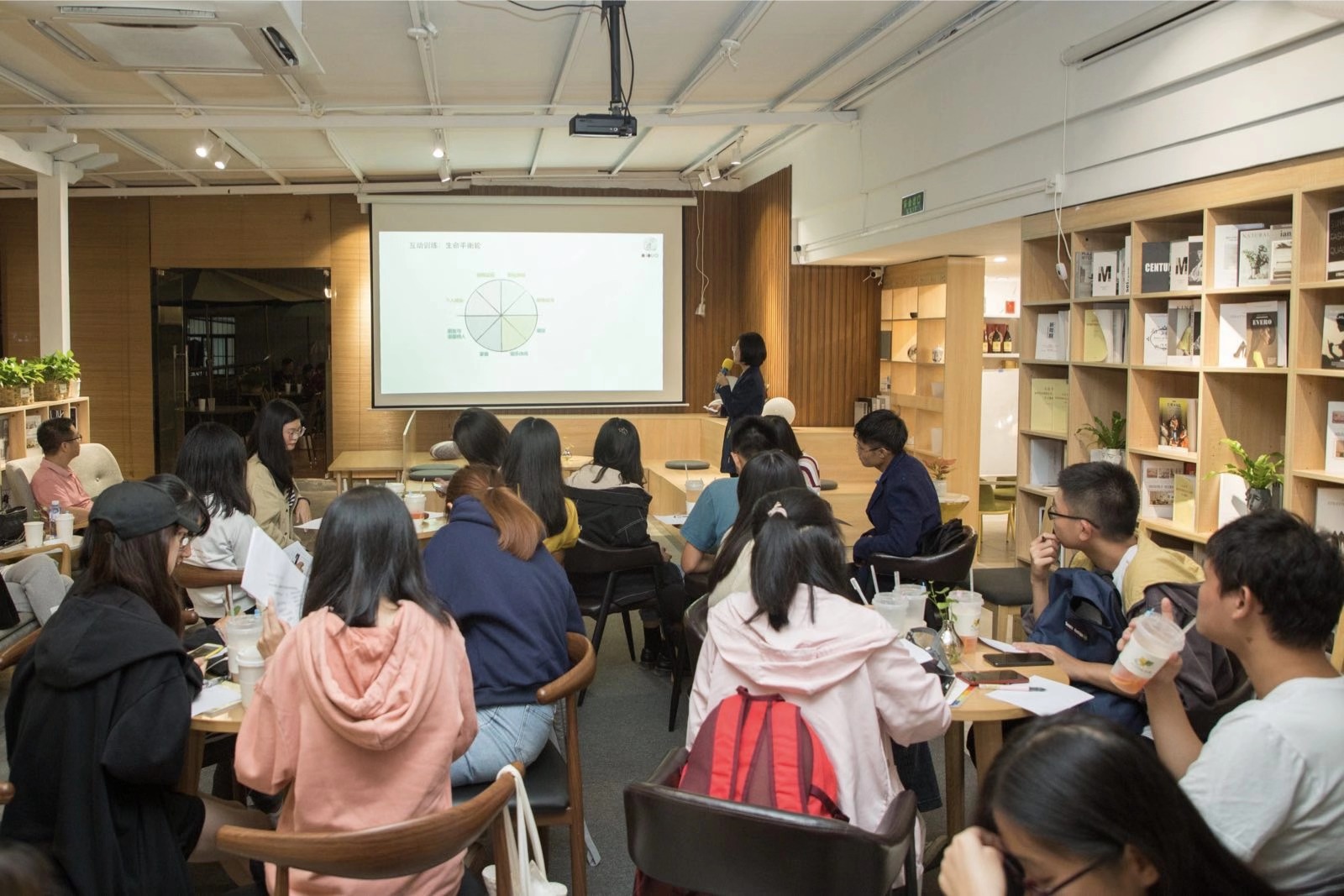 外国语学院:艾罗色彩资深讲师郑晓娜校友做客创客沙龙