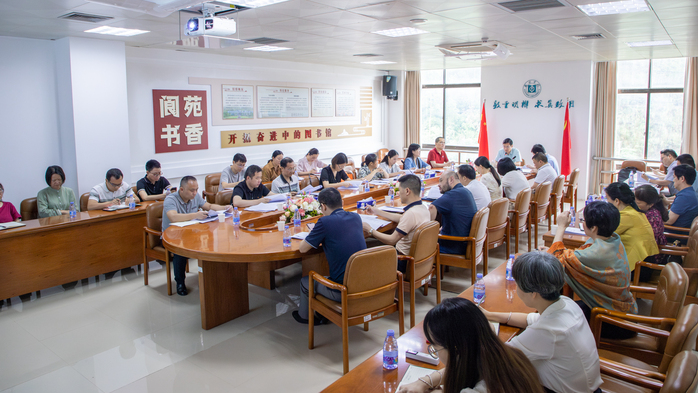 我校召开第五届图书馆工作委员会第一次会议
